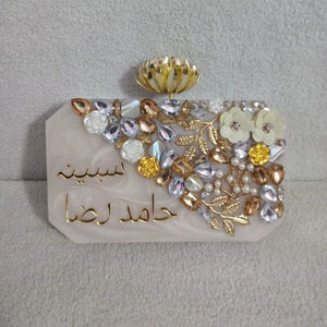 Conjunto Completo de Collar con Colgante de Mariposa Vintage Chapado en Oro con Perlas de Imitación y Bolso de Mano de Resina con Nombre Personalizado para Mujer, Ideal para Bodas - Product Image 1