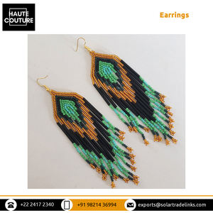 Gran fabricante indio que vende pendientes de cuentas de tubo largo con borlas negras y doradas de calidad incomparable para uso informal y al aire libre - Product Image 3