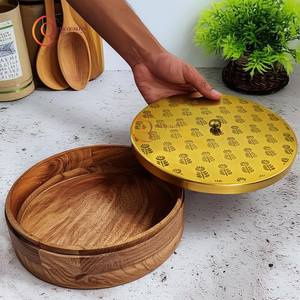 Casserole en bois vintage avec couvercle imprimé Design artisanal élégant idéal pour servir des repas chauds et conserver les aliments parfaits - Product Image 1