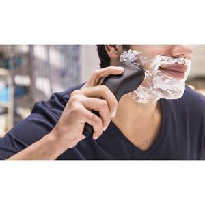 Afeitadora Eléctrica Negra para Uso en Seco/Húmedo, Triple Cuchilla, Impermeable IPX7, Inalámbrica, Lámina Rotatoria, Repuesto, Idioma de Funcionamiento Alemán - Product Image 3