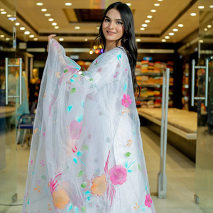 Sharara en coton pur de qualité supérieure, orné de broderies magnifiques, avec des paillettes lourdes bicolores, col en V, manches longues, lavable en machine. - Product Image 1