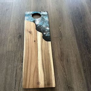 Tabla de cortar de resina con diseño de remolino de mármol hecho a mano, diseñada para servir postres, aperitivos y productos recién horneados - Product Image 2