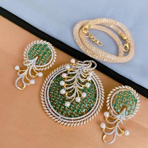 Conjunto de Collar y Pendientes de Diseño Clásico con Acabado Dorado y Piedras AD, Ideal para Bodas y Fiestas, Colección para Mujer - Product Image 1