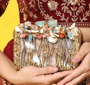 Embragues de metal con acabados brillantes con diseños en relieve o tachonados hechos a mano para minoristas de moda que ahora se ofrecen al por mayor - Product Image 1