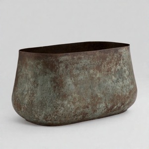 GildedRoot Jardinière en métal à finition antique avec détails rustiques pour la maison Jardin Pot de fleurs en métal antique à usage décoratif - Product Image 1