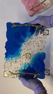 Bandeja de resina con un patrón de remolino suave y brillante de colores mezclados para un aspecto moderno que sirve bebidas y aperitivos en la costa baja - Product Image 3