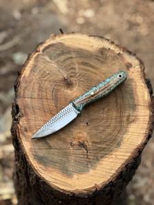 Couteau d'extérieur en acier damas fabriqué à la main de qualité supérieure avec manche en os durable et gaine en cuir pour l'artisanat de brousse et la survie - Product Image 6