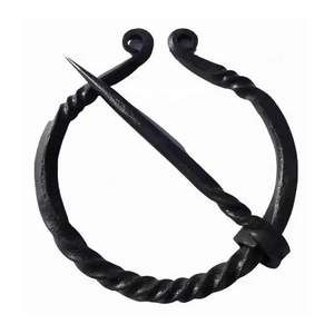 Fermoir torsadé en fer forgé à la main personnalisé Broche torsadée en tissu/cape Fermoir torsadé en fer forgé médiéval Style Viking et Penannulaire - Product Image 1