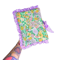 Couverture de livre matelassée à volants floraux pastel-Accessoire de lecture fait main et durable