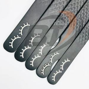 Pinzas de extensión de pestañas de acero inoxidable negro mate sostenible Punta puntiaguda de agarre de diamante para aplicaciones de pestañas de fibra de volumen - Product Image 3