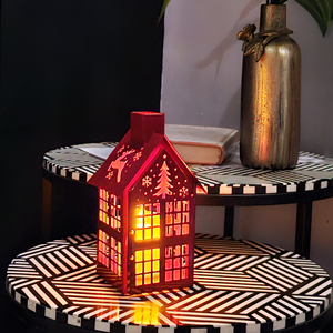 Farol de Metal con Forma de Casa con Patrón Navideño Calado, Portavelas Decorativo para Iluminación Festiva en Interiores y Exteriores del Hogar - Product Image 1