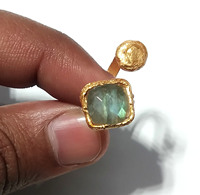Anillo de Labradorita con Incrustaciones de Plata 925 Chapada en Oro, Engaste de Collet Hecho a Mano, Regalo de Lujo Certificado para Ella
