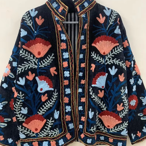 Chaqueta Bordada de Terciopelo Floral para Mujer, Chaqueta Hecha a Mano de Terciopelo con Cuello Falso, Suzani Azul - Product Image 1
