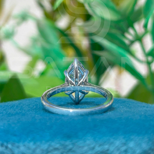 Bague de fiançailles en moissanite taille marquise, or massif, sertie cathédrale, avec un design élégant et surélevé pour une demande en mariage romantique intemporelle - Product Image 4