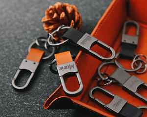 Porte-clés personnalisé en cuir véritable de style vintage, gravure de nom, fait à la main, couleur personnalisée, porte-clés pour les demoiselles d'honneur, cadeau pour le témoin - Product Image 4