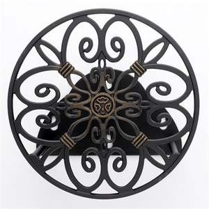 Enrouleur de tuyau en fer antique avec design orné parfait pour les murs de jardin des fermes patrimoniales et la décoration extérieure de la campagne - Product Image 4