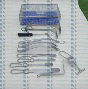Juego de 13 Retractores para Cirugía de Hombro con Caja Esterilizadora, Artroplastia Ortopédica - Product Image 1