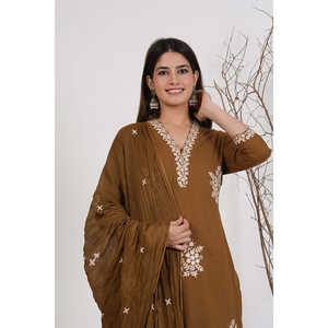 Ensemble de kurta en coton brodé décontracté pour femmes, vêtements ethniques, tenue confortable pour tous les jours, 3 pièces, produit artisanal en gros - Product Image 5