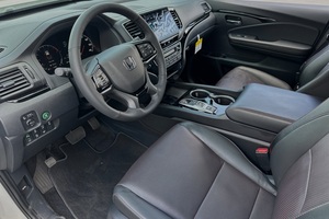 Usado en perfecto estado 2024 Honda Ridgeline Black Edition AWD con asientos de cuero Interior oscuro - Product Image 6
