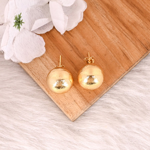 Vente en gros Lot de 25 paires de boucles d'oreilles élégantes en laiton plaqué or avec boule chic, bijoux tendance pour fiançailles, mariage et cadeaux pour femmes - Product Image 1