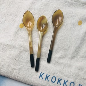 Cuillère en corne avec incrustation de perles, fabricant d'usine créatif, service idéal pour le dessert, le yaourt et la soupe, ensemble de vaisselle du Vietnam - Product Image 1