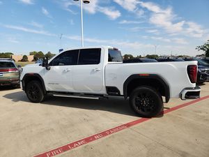 Camioneta 2500 AT4 AWD/4WD con Motor Turbodiésel de 6.6L y 8 Cilindros, Cámara de Reversa, Transmisión Automática de 10 Velocidades - Product Image 3