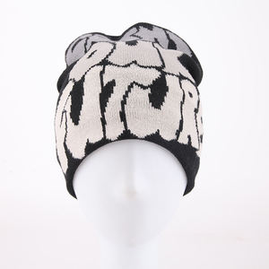 Gorro personalizado de punto de invierno con logotipo bordado de Jacquard, gorro acrílico 100% con forro de seda satinada, forro interior forrado de satén - Product Image 3