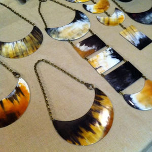 Collier en corne de style vintage fait à la main de créateur indien pour femmes chaînes en forme d'aile pour anniversaires à un prix abordable - Product Image 1