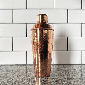 Mug à eau de 600 ml en cuivre de qualité supérieure, design moderne et écologique, finition martelée, avec couvercle, fabriqué en Inde - Product Image 3