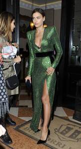 2025 @ Vestido occidental de diseñador elegante con cuentas de cristal blanco adornadas, trabajo de bordado de secuencia para fiesta - Product Image 2