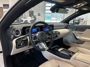 Mercedes-Benz CLA 250 4MATIC 2025, Sedán Automático Turbo con Asientos de Cuero, Techo Panorámico, Luces LED y Cámara de 360°, 1-25k Millas - Product Image 5