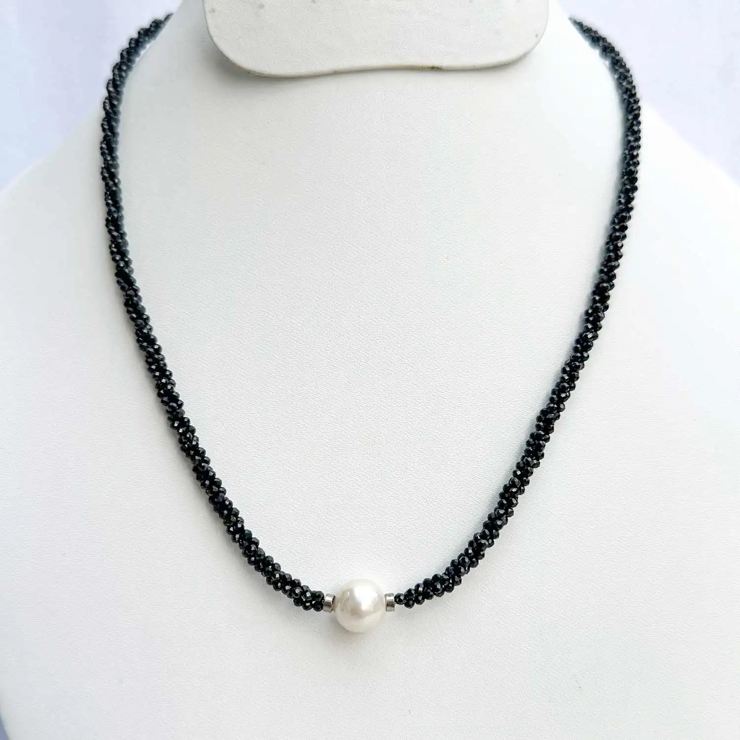 Spinelle noir naturel de qualité supérieure à facettes rondes avec des perles d'eau douce blanches collier collier de style corde torsadée
