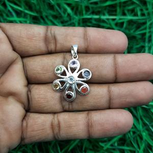 925 Pendentif Chakra en argent fait main avec Malachite Turquoise Améthyste Cornaline Larimar Onyx noir et Quartz Rose Bijoux de guérison - Product Image 1