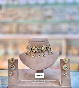 ชุดสร้อยคอแบบโบราณสำหรับเจ้าสาวคลาสสิกพร้อมต่างหูที่มีเครื่องประดับที่ดูหนักสำหรับงานแต่งงานอินเดียและงานเลี้ยงแบบดั้งเดิม - Product Image 2