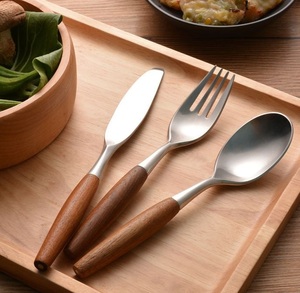 Couverts en acier inoxydable de qualité supérieure avec poignées en bois poli pour une expérience culinaire intemporelle et un look élégant - Product Image 5