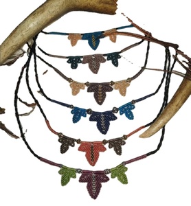 Hojas Pequeñas Hechas a Mano en Varios Colores de Micromacramé - Product Image 1