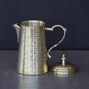 Carafe en laiton classique faite à la main avec pichet à eau traditionnel pour la cuisine, la table à manger et la décoration de la maison, provenant d'un fournisseur indien - Product Image 3