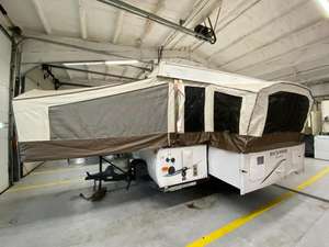 Autocaravana usada F-o-r-e-s-t R-i-v-e-r RV Rock-wood F-r-e-e-d-o-m S-e-r-i-e-s 2560G del 2013, lista para vender - Product Image 2