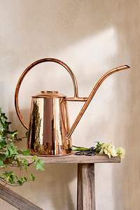 Bidon d'eau en métal léger et portable pour les petits espaces de jardin avec un design élégant et un bec d'arrosage efficace - Product Image 3