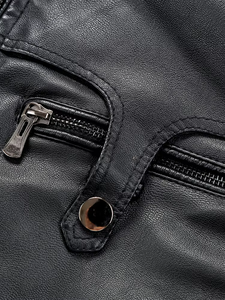 Chaqueta de Cuero Sintético Negra para Hombre con Cuello Alto, Forro Afelpado y Diseño Multibolsillos Transpirable en la Parte Delantera - Product Image 3