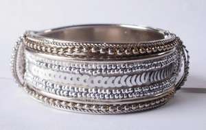 Brazalete con cuentas brillantes, lentejuelas en tono plateado, acentos dorados, diseño bohemio étnico para ropa de fiesta, accesorio de moda - Product Image 6