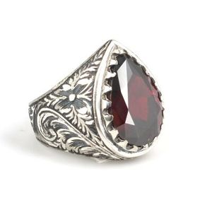 Anillo de Plata de Ley 925 para Hombre con Zirconia Roja en Forma de Lágrima - Engaste de Bisel con Corte Diamante para Uso Diario - Product Image 1