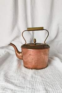 Tetera de cobre de inspiración vintage con acabado tradicional y mango resistente al calor para la preparación clásica del té - Product Image 4