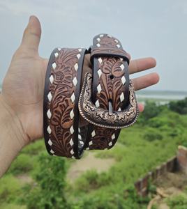 Ceinture en cuir usiné Western avec laçage blanc et motif floral-Boucle en bronze antique - Product Image 3