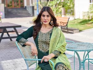 Impresión de lámina de rayón superventas de diseño único con parte superior e inferior de trabajo de bordado pesado con juego Dupatta para boda y fiesta - Product Image 2