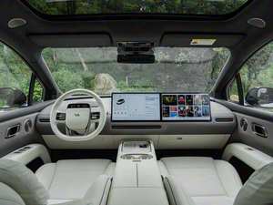 SUV électrique 4x4 d'occasion 2025, configuration 6 places, transmission automatique, véhicule familial et professionnel spacieux, importé du Japon - Product Image 4