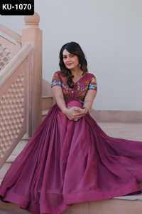 Les plus beaux vêtements ethniques indiens Tissu croustillant argenté Anarkali Robes de fantaisie avec broderie Robes de fantaisie indiennes à col rond - Product Image 5