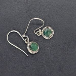Pendientes de aro finos hechos a mano de plata 925 para mujer, joyería de piedras preciosas colgantes de Esmeralda teñida - Product Image 1