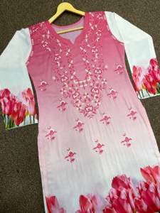 Hermosa túnica superior en algodón de muselina pesada con estampado digital elegante y trabajo bordado - Product Image 6