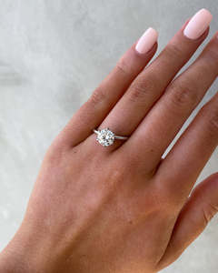 Anillos de compromiso de Joyería de diamantes de forma redonda 18K 6 garras diseñador oculto Halo solitario anillos IGI certificado laboratorio de diamantes cultivado - Product Image 3